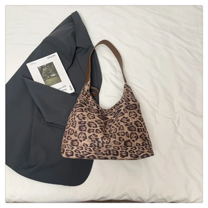 Vue de dessus d'un sac cabas léopard avec anses marron sur un fond de magazine de mode chic