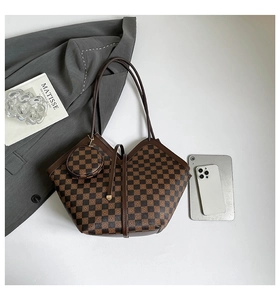 Dettaglio del set borsa tote vintage a scacchi con una piccola pochette tonda abbinata