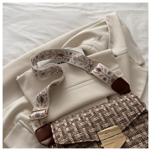 Détail du sac bandoulière en tweed tissé avec sangle brodée et fermoir doré chic