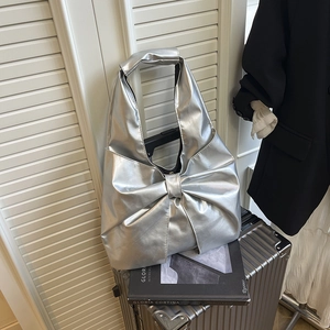 Sac à bandoulière argenté brillant avec décoration nœud pour tenue élégante femme