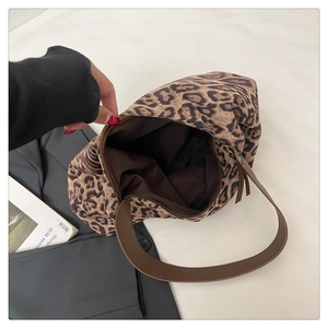 Vue détaillée du grand sac cabas léopard avec intérieur spacieux et fermeture éclair