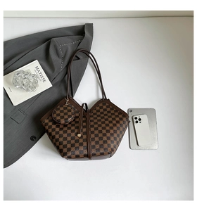 Dettaglio della borsa tote vintage a scacchi con portamonete rotondo e spalline sottili
