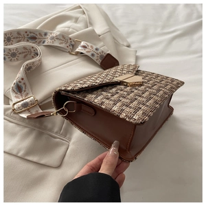 Détail du sac en tweed avec boucle dorée et bandoulière brodée au motif ethnique