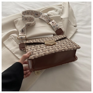 Détail du sac bandoulière en tweed marron et cuir avec large sangle brodée