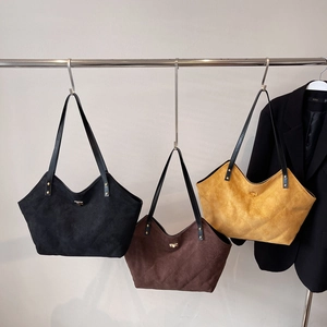 Trois grands sacs cabas en suédine avec matelassage en losanges en noir, marron et jaune
