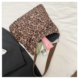 Détail du sac léopard montrant la grande capacité pour le téléphone et les objets