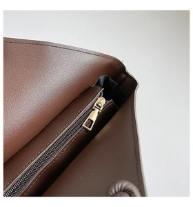 Dettaglio interno della borsa tote marrone scuro con zip dorata e cuciture precise