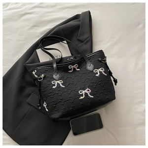 Sac fourre-tout noir matelassé avec nœuds brodés colorés et anses en cuir fin
