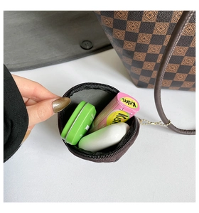 Portamonete rotondo in ecopelle marrone con cerniera e gancio in metallo per accessori