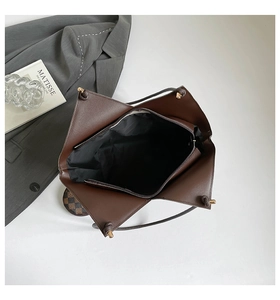 Dettaglio interno della borsa tote vintage con fodera nera e tasca con cerniera dorata