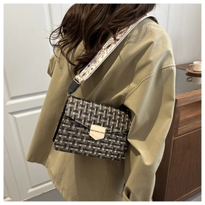 Gros plan du sac en tweed avec bandoulière brodée ethnique et fermoir doré chic