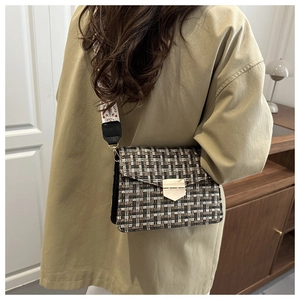 Détail du sac à carreaux en tweed avec fermoir doré et large bandoulière brodée ethnique