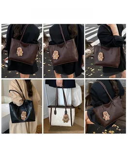 Vues détaillées du grand sac cabas vintage en cuir en trois couleurs avec charm ours