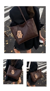Détail du sac cabas marron foncé en similicuir avec un joli porte-clés ours en peluche