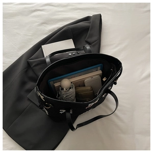 Détails de l'intérieur du sac fourre-tout brodé montrant sa grande capacité de rangement
