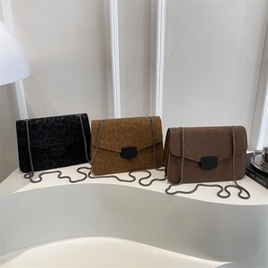 Sac Bandoulière Carré à Imprimé Léopard Vintage pour Femme en Suédine avec Chaîne en Métal Style Rétro Urbain