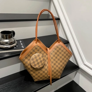 Borsa tote vintage a scacchi con apertura a V e mini borsellino rotondo appeso