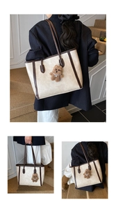Vues détaillées d'un cabas beige avec bordure marron et pendentif ours en peluche