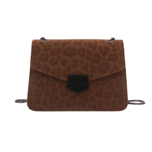 Sac bandoulière à motif léopard marron avec boucle noire et chaîne en métal sur fond blanc