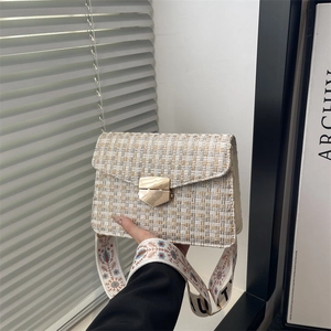 Sac élégant en tweed blanc avec fermoir doré et large bandoulière brodée