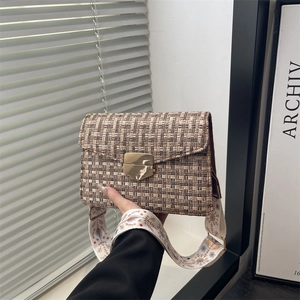 Sac bandoulière en tweed avec fermoir doré et large sangle brodée de fleurs