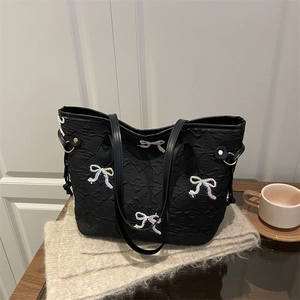 Sac fourre-tout matelassé noir avec broderies nœuds colorés et doubles bandoulières chic