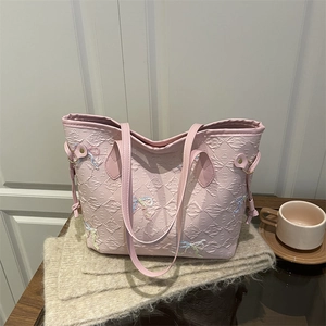 Sac fourre-tout plissé rose avec broderie nœud et texture matelassée pour les voyages