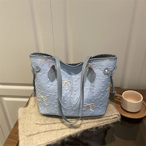 Sac fourre-tout plissé bleu clair avec broderie papillon et détails de cordon