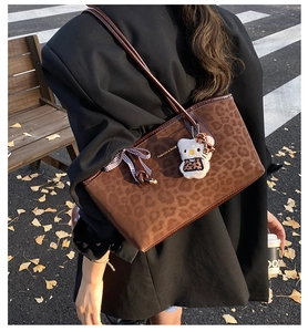 Borsa tote leopardata marrone con ciondolo a forma di gatto e fiocco a scacchi alla moda