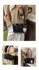 Dettaglio della borsa tote leopardata con ciondolo a gattino e fiocco decorativo
