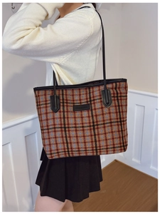 Vue détaillée du grand sac cabas à carreaux avec motif classique et anses en cuir