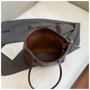 Vue détaillée du grand sac cabas marron montrant l'intérieur spacieux et la fermeture éclair
