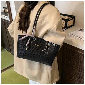 Borsa tote alla moda con stampa leopardata, scritte dorate e foulard decorativo in seta
