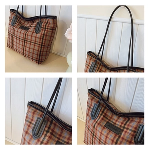 Détails de la texture du tweed à carreaux et de l'écusson en cuir sur le sac cabas