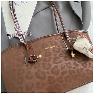 Borsa tote leopardata marrone con ciondolo a gatto in peluche e dettaglio foulard in seta