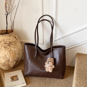 Grand sac cabas minimaliste en similicuir marron avec breloque ours pour le quotidien