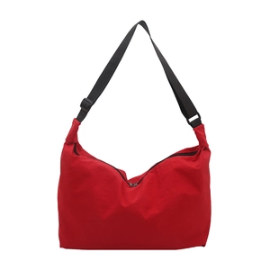Grand sac fourre-tout rouge minimaliste avec bandoulière noire réglable pour le voyage