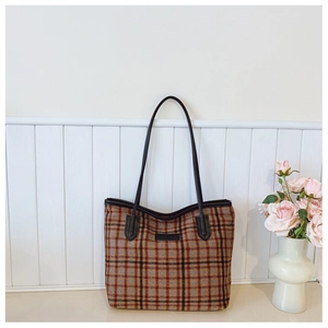 Détail du grand sac cabas vintage à carreaux avec fines poignées noires en cuir