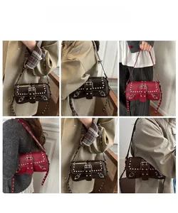 Vista dettagliata della borsa sottospalla vintage Y2K con borchie in pelle marrone