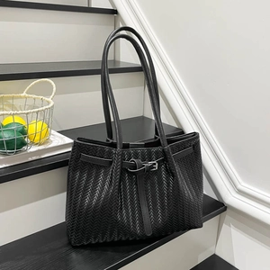 Retro large black woven tote bag with V-shaped texture for women's autumn work commute
