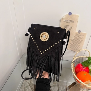 Sac besace bohème en daim noir avec franges, rivets dorés et détails en strass