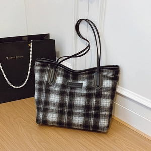 Sac fourre-tout classique à carreaux noirs et blancs avec anses en cuir au sol