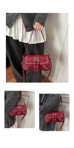 Dettaglio macro della borsa punk rossa con borchie argentate e fibbie metalliche