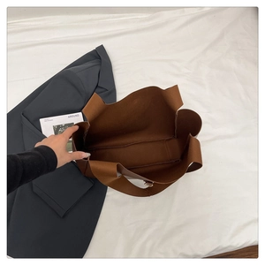 Vista dall'alto dell'interno della borsa tote marrone in tela con cuciture resistenti