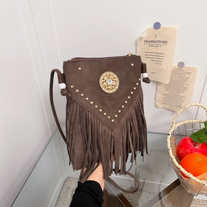 Sacoche en daim marron avec franges, clous dorés et boucle bohème ornée de strass