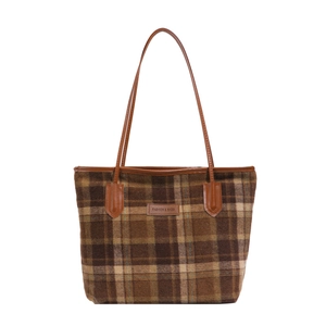Sac cabas en laine à carreaux marron avec anses en cuir et logo sur fond blanc