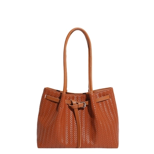 Borsa tote marrone in pelle intrecciata con doppi manici lunghi e struttura a trapezio