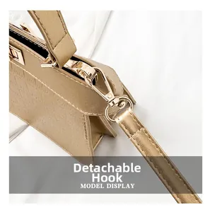 Detail des abnehmbaren Goldhakens und des Leder mit Litschi-Struktur der Tasche