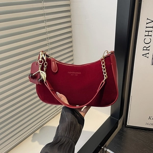 Sac hobo croissant bordeaux avec chaîne dorée et détail de breloque cerise rouge