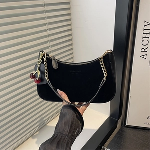 Sac croissant élégant en velours noir avec chaîne dorée et breloque cerise